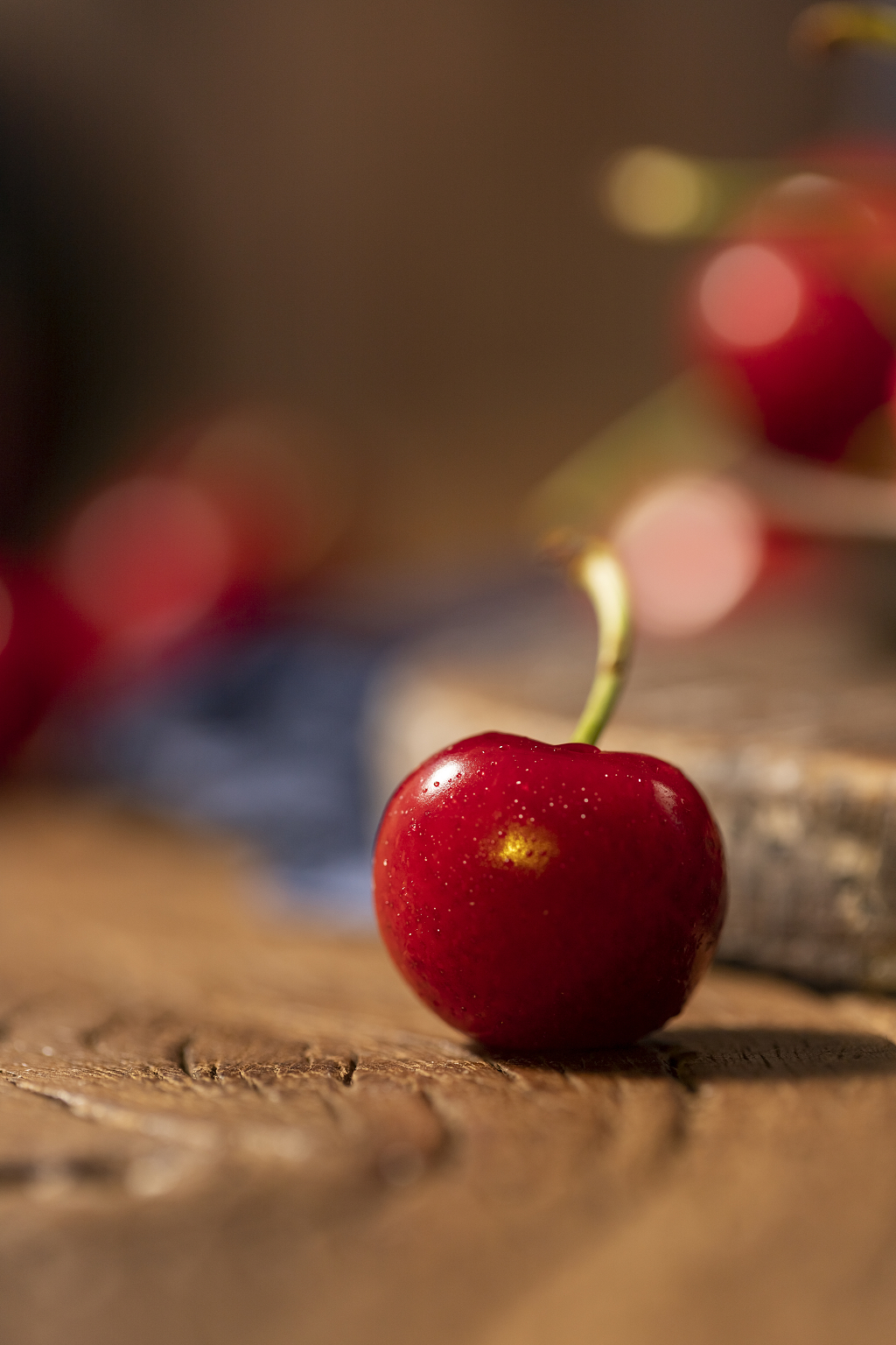 一颗大樱桃特写暗调背景樱桃图片车厘子图片