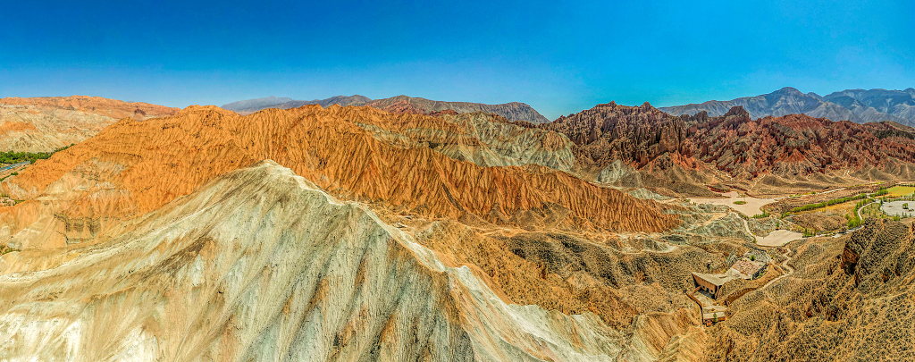 航拍晴日的丹霞山蓝天下白色红色黄色的地质