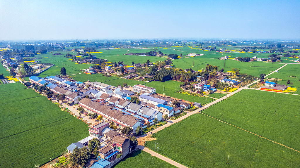 航拍成都平原上的新农村和农田