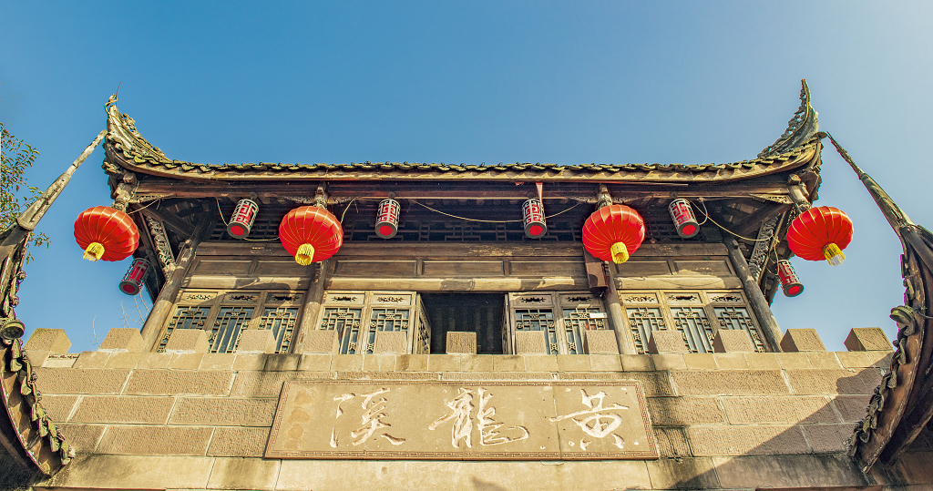 蓝天下黄龙溪古建筑上挂着四个大红灯笼