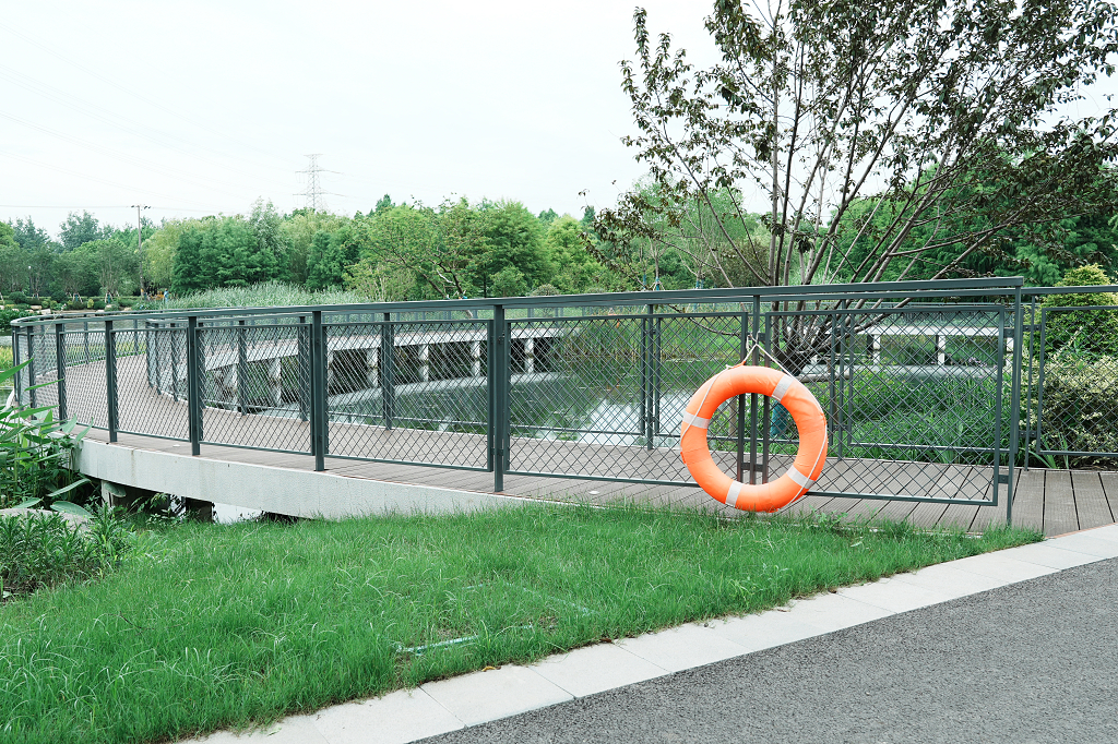 防溺水小区公园水塘救生圈暑假安全教育须知禁止游泳水深危险