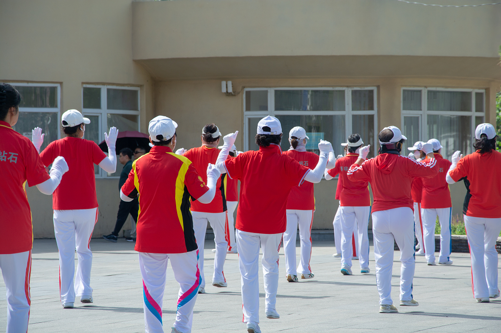 夏天公园健身广场跳广场舞的老年人