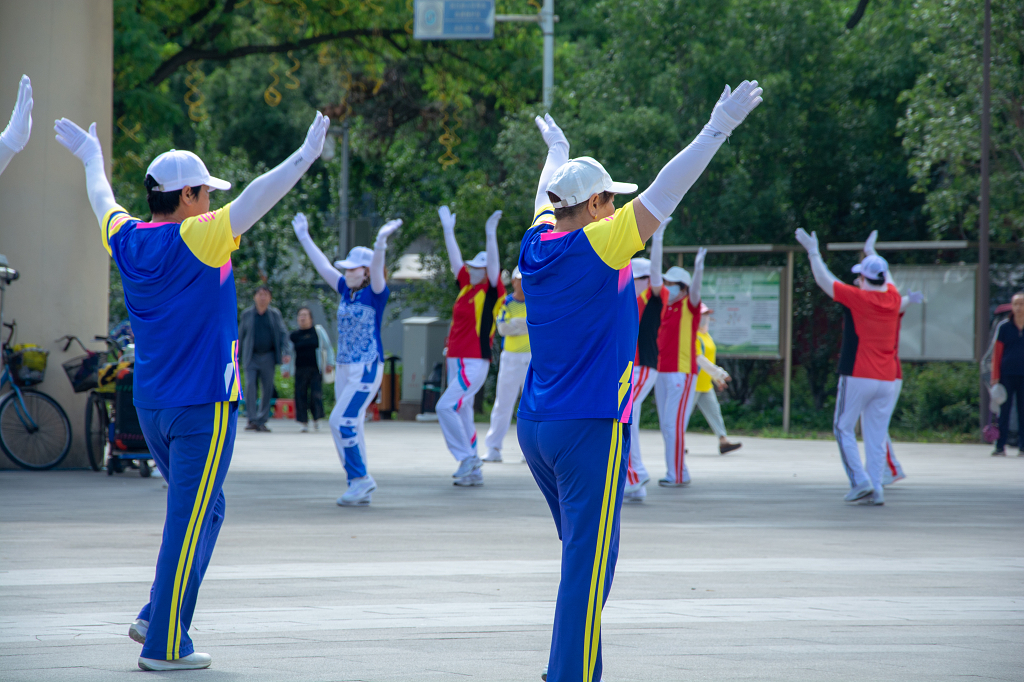 夏天公园健身广场跳广场舞的老年人