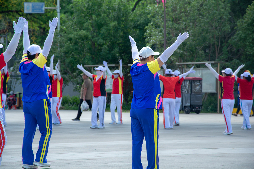 夏天公园健身广场跳广场舞的老年人