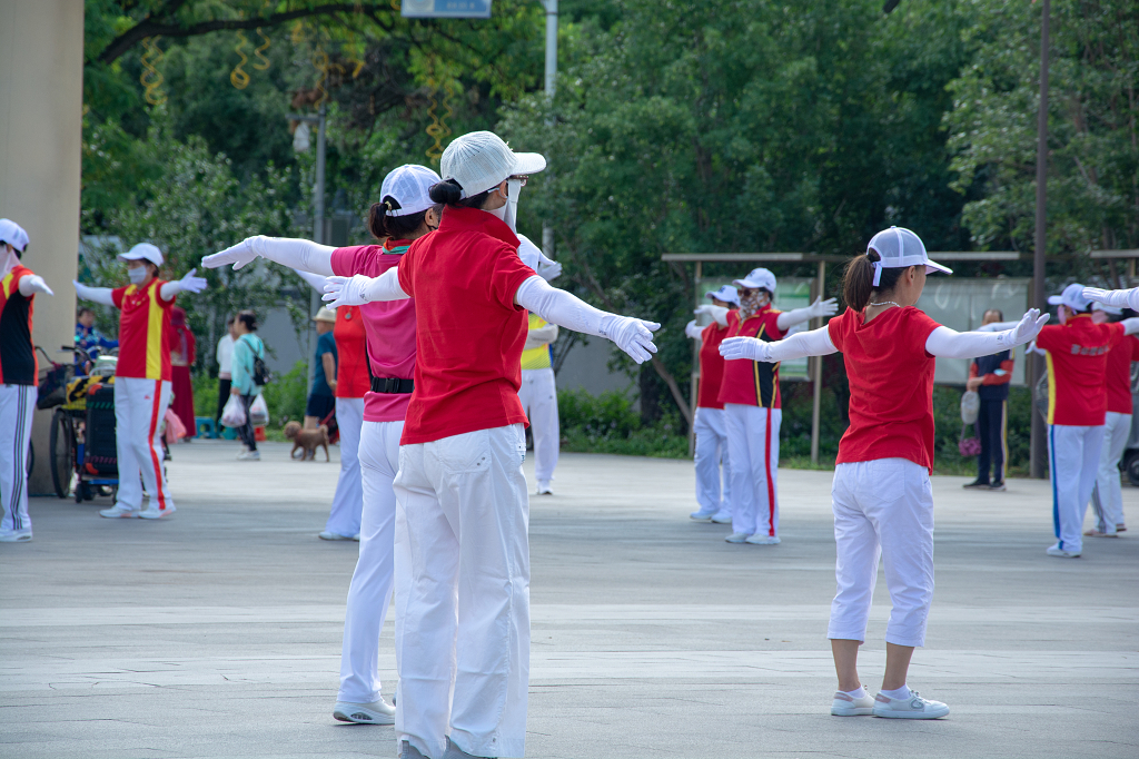 夏天公园健身广场跳广场舞的老年人