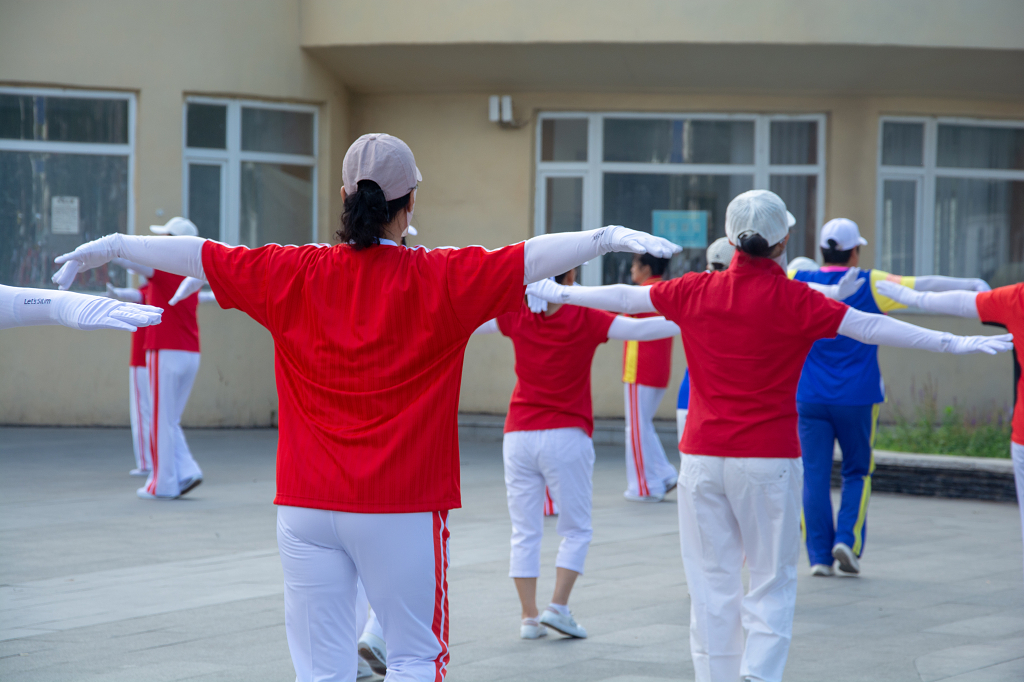 夏天公园健身广场跳广场舞的老年人