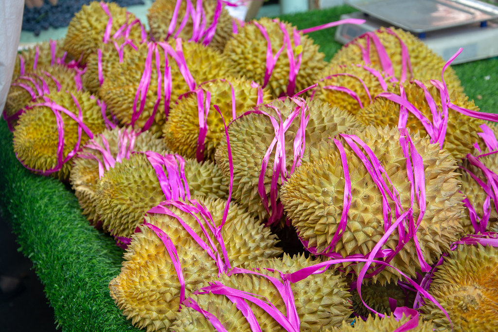 超市中售卖山竹的水果摊