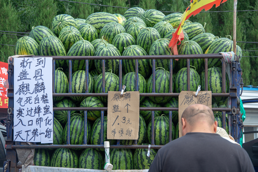 早市上售卖西瓜的车辆