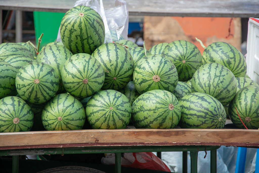 夏天早市上售卖西瓜的摊位