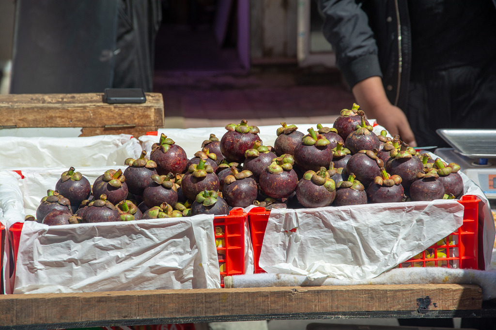 早市中售卖山竹的水果摊