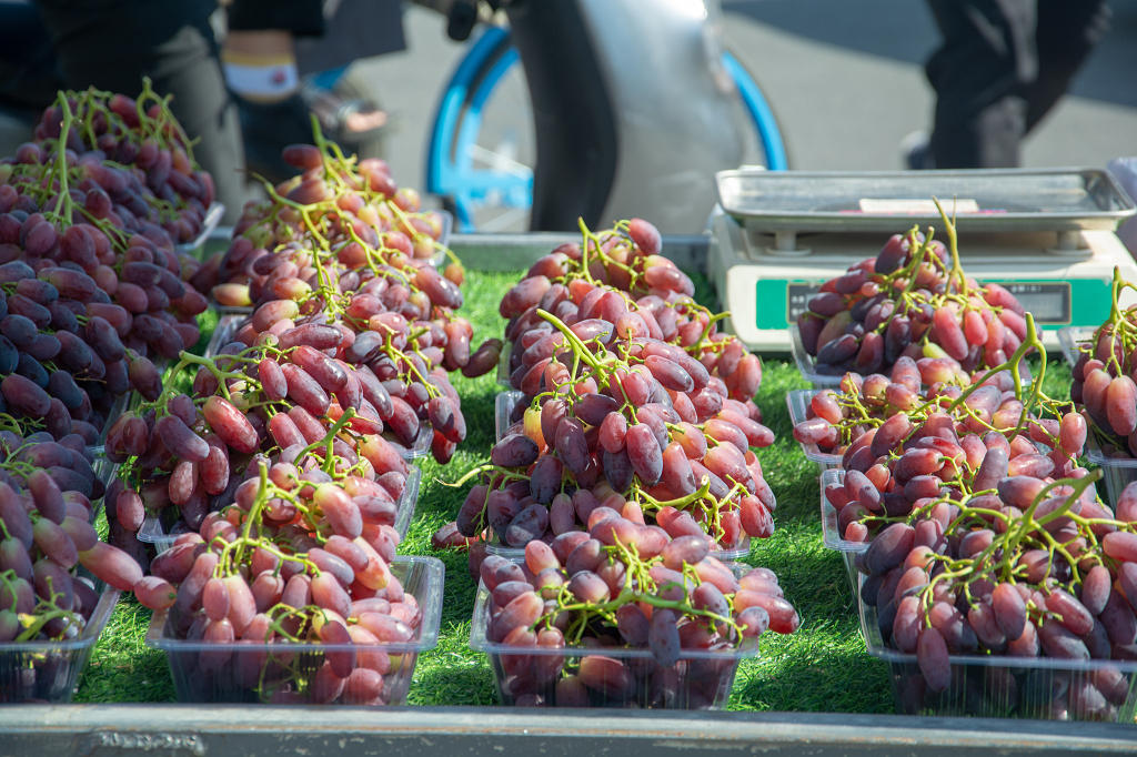 城市早市中售卖葡萄的摊位