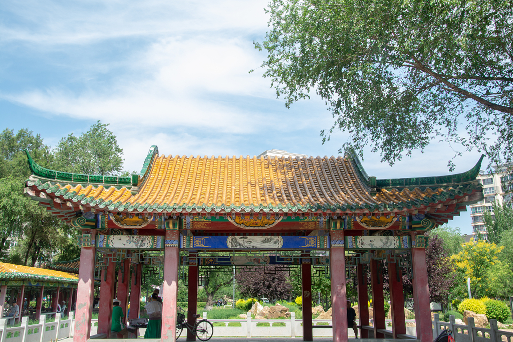 夏天公园中古建筑休闲长廊