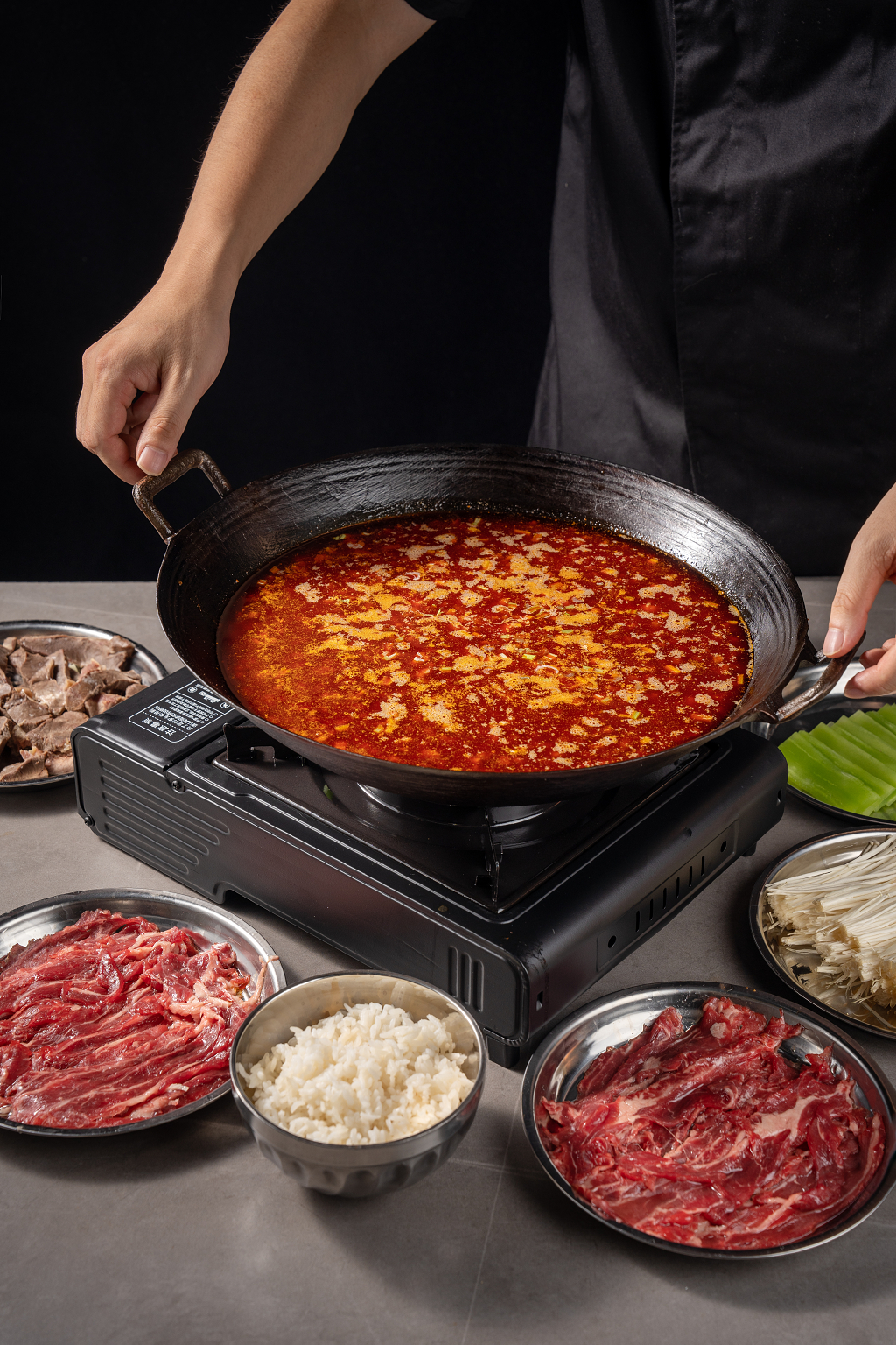 渣渣牛肉火锅麻辣味餐饮出餐动作美食摄影图片