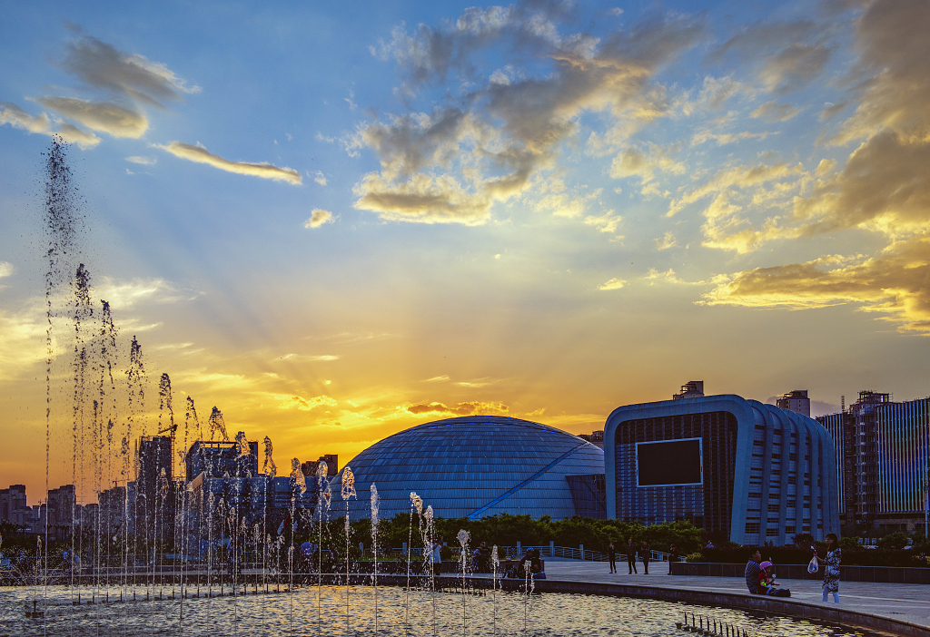 夏日日落时分霞光染红了天空中的白云