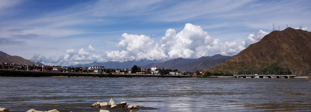 湖面城市天际线拉萨