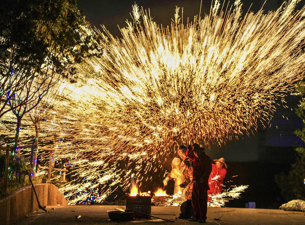打铁花民间习俗表演