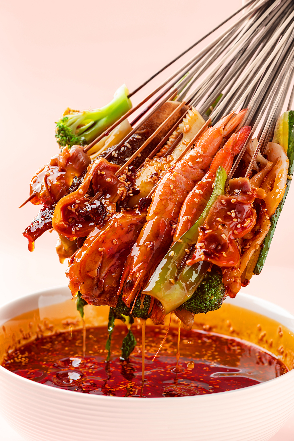 一大把红油钵钵鸡在滴红油