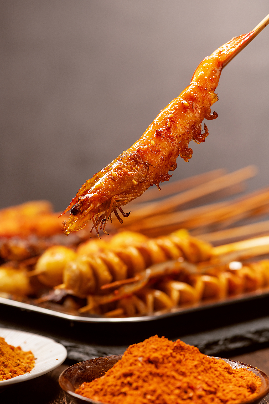 一只烤虾餐饮美食背景图片