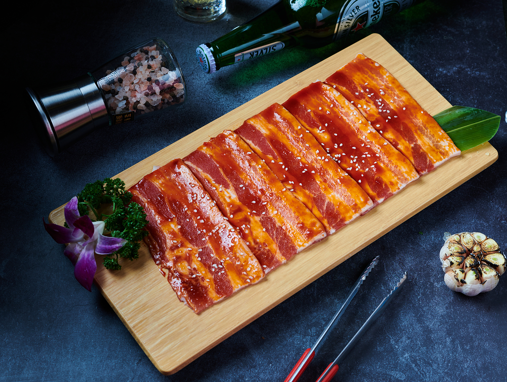 美食摄影秘制黑猪五花