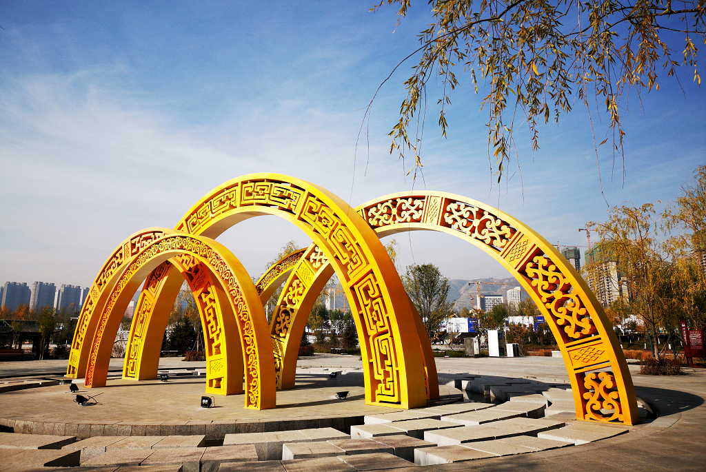 秋日的蓝天白云下一处半圆形的城市景观