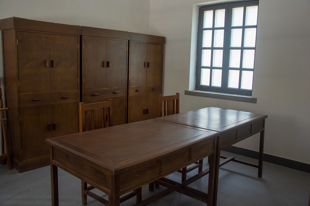 沈阳东北陆军讲武堂旧址陈列馆书柜桌子