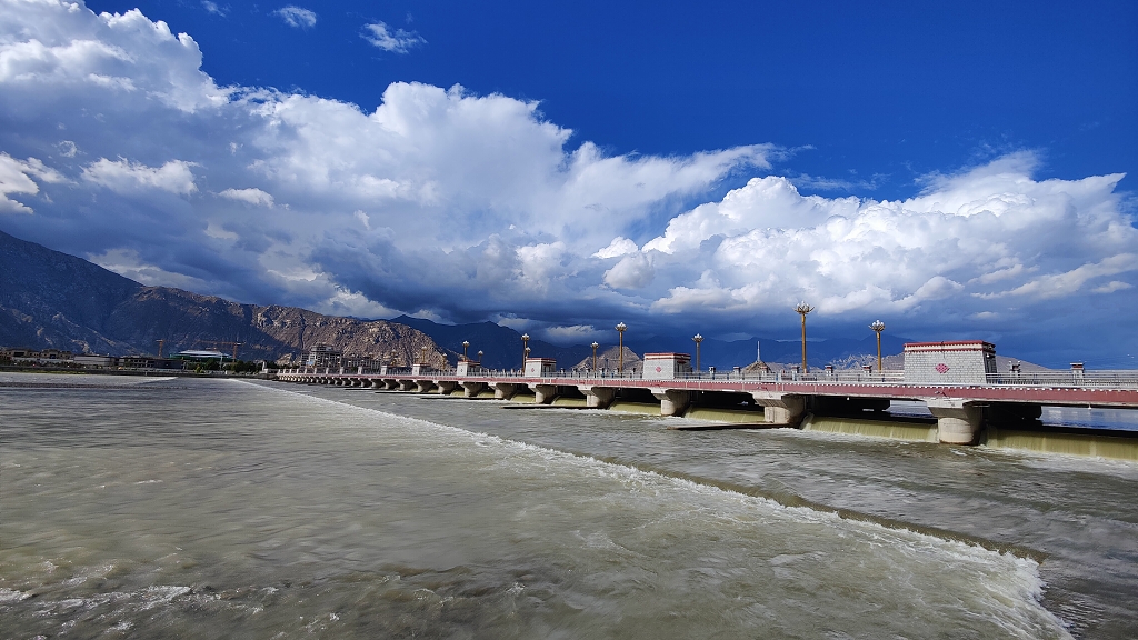 西藏拉萨河上的云团桌面壁纸