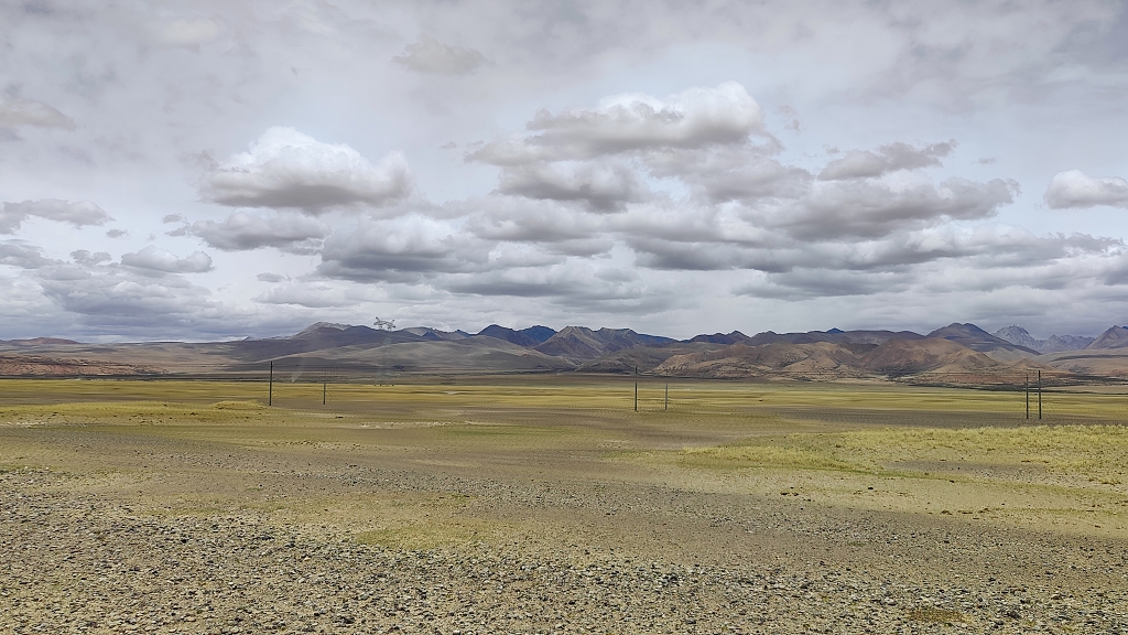 阿里高原上的梦幻云朵桌面壁纸