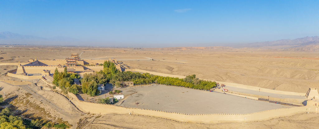 航拍蓝天下甘肃嘉峪关全景图