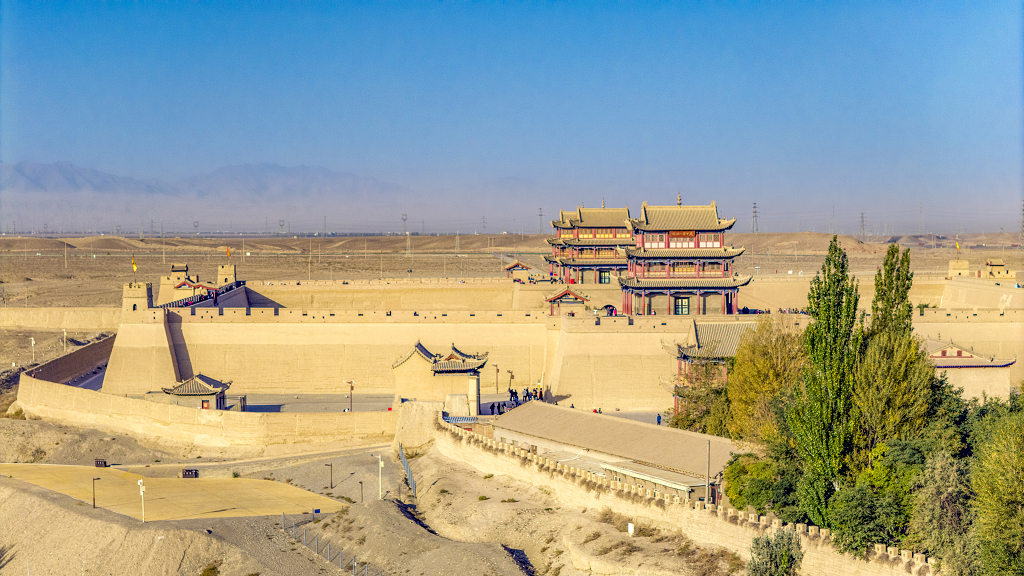 秋日的蓝天下航拍嘉峪关城楼和城墙