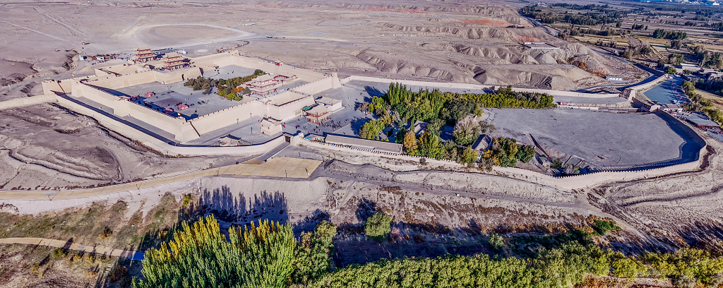 航拍甘肃嘉峪关在沙漠中的全景图