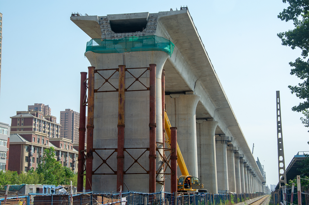 铁路立交桥正在城市中开工建设