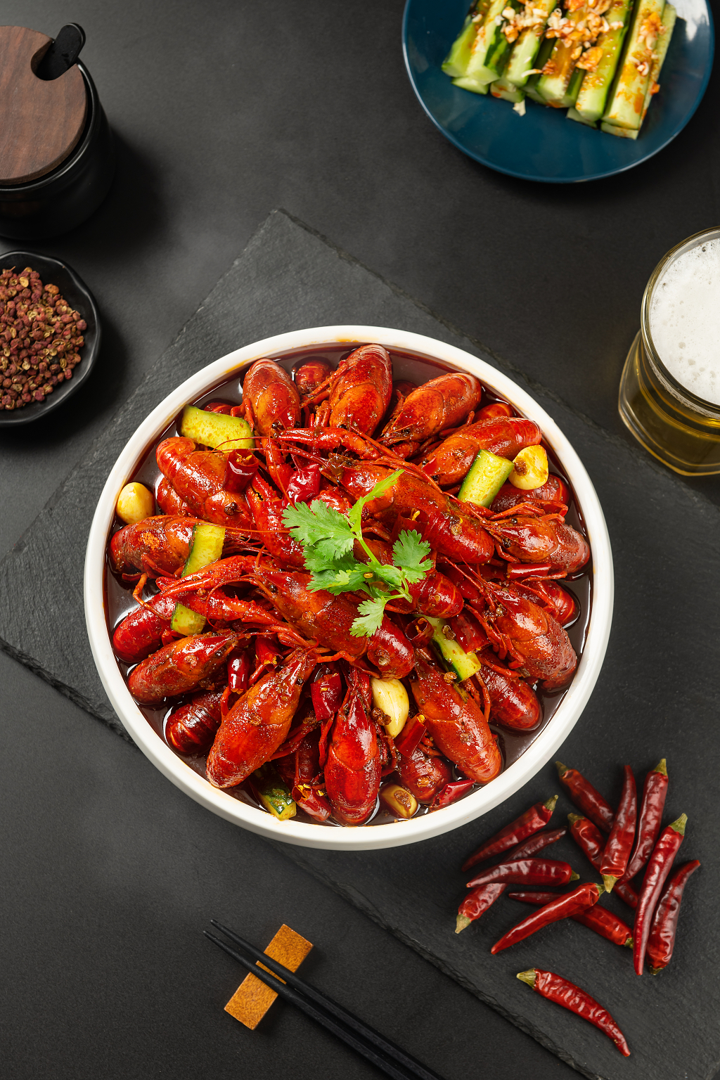 俯拍中国传统美食麻辣小龙虾竖图