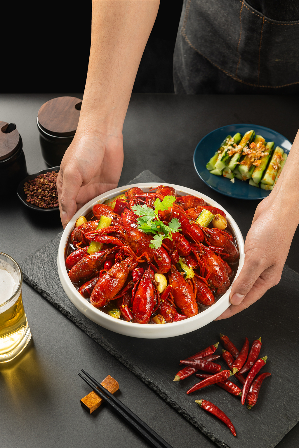 手捧一碗江湖菜麻辣小龙虾宵夜