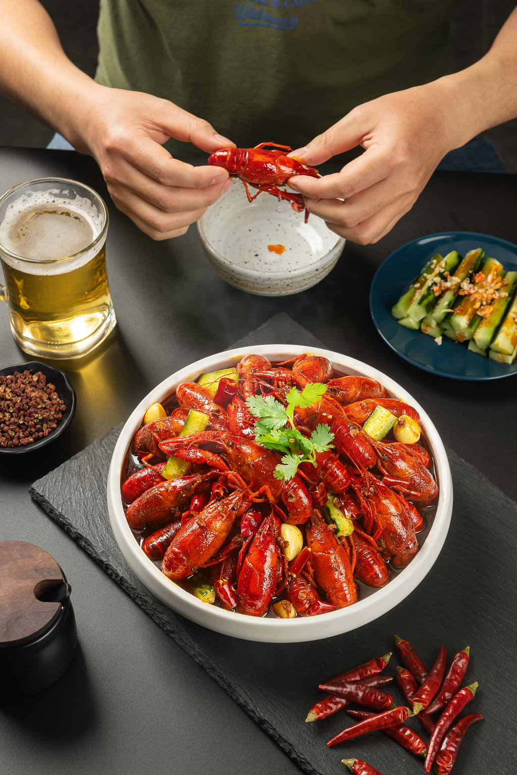 试吃小龙虾宵夜江湖菜麻辣小龙虾