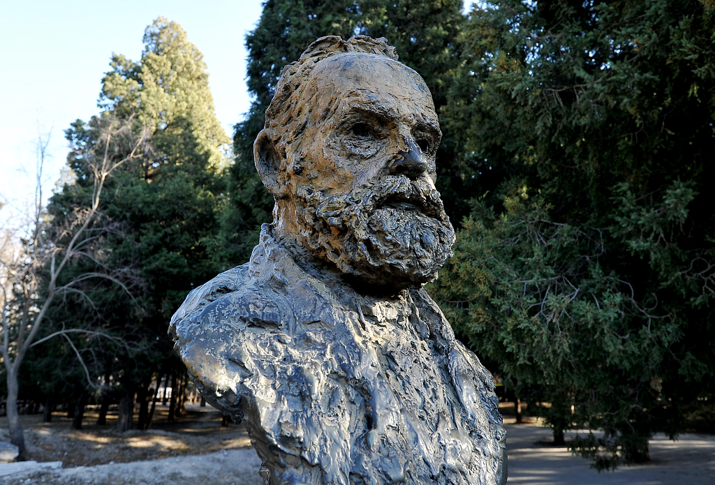 大作家雨果塑像