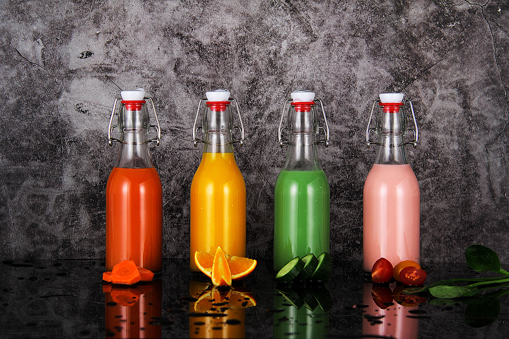 卡扣瓶果汁拍摄玻璃瓶在黑色背景下