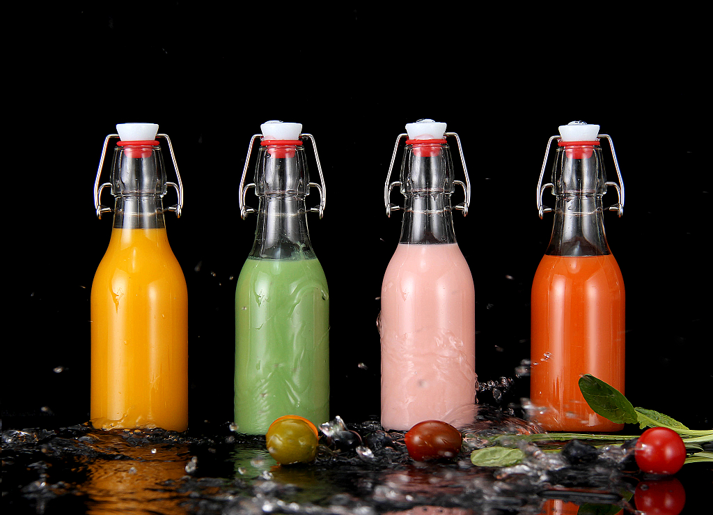 在黑色背景下玻璃瓶果汁拍摄