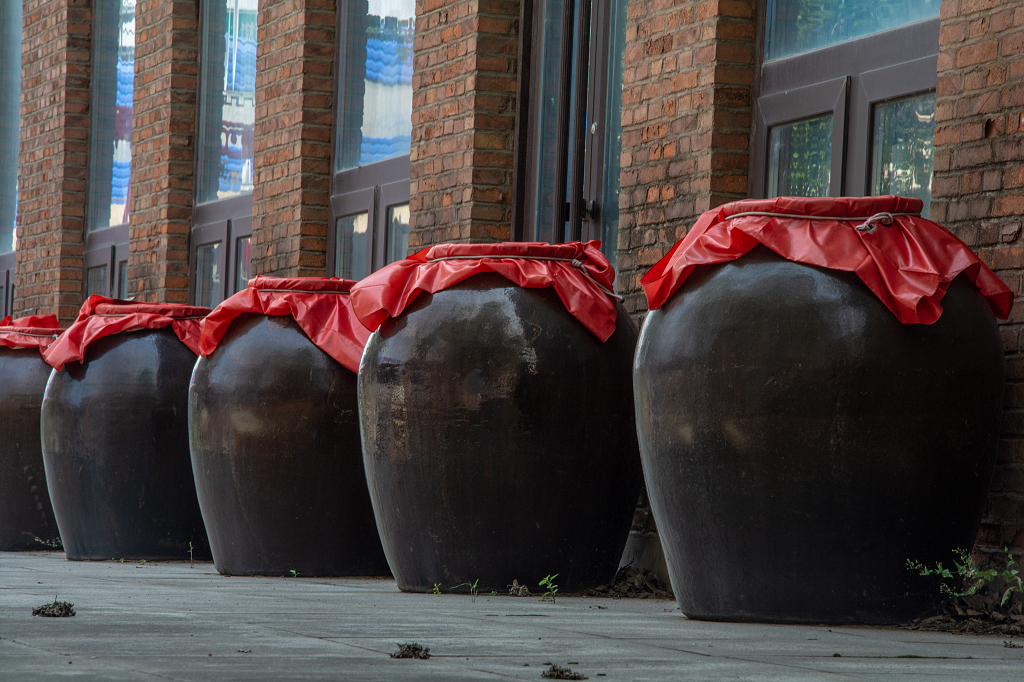 白酒酿酒厂厂房内窖藏的酒缸