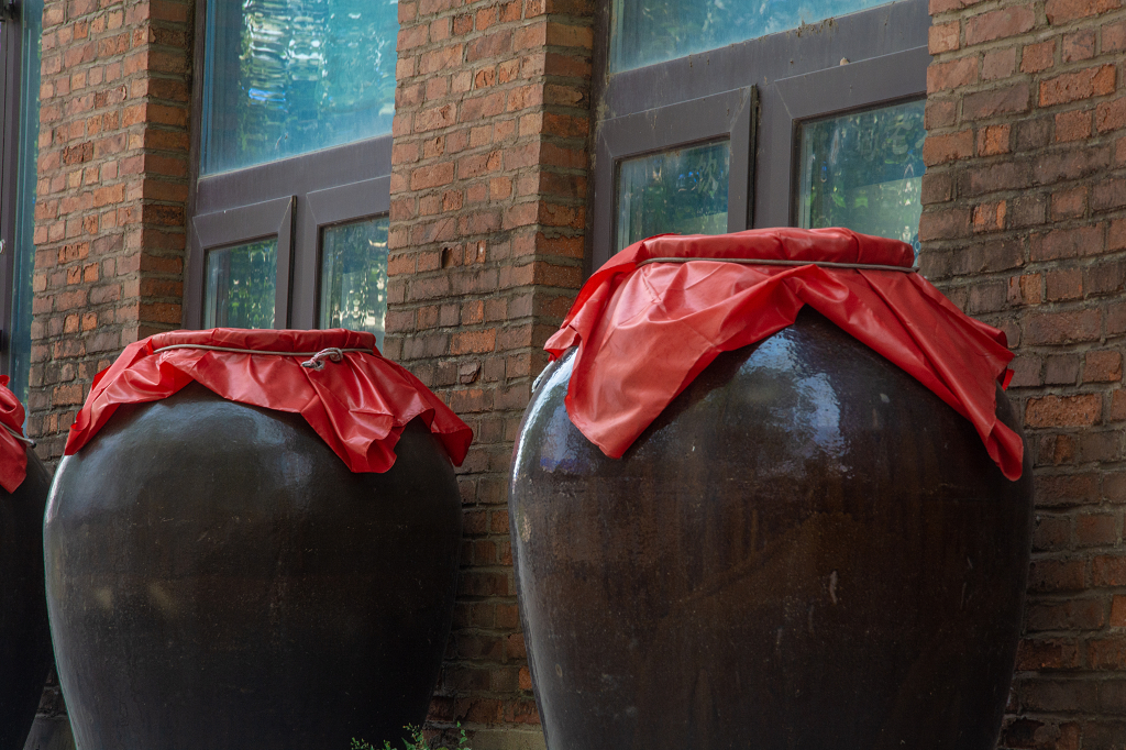 白酒酿酒厂厂房内窖藏的酒缸