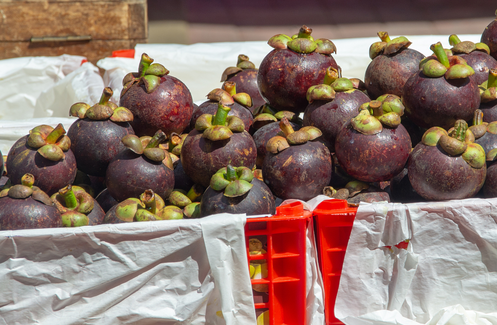 早市中售卖山竹的水果摊