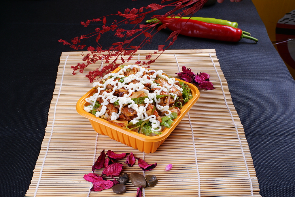 美食摄影烤肉拌饭沙拉酱烤肉饭