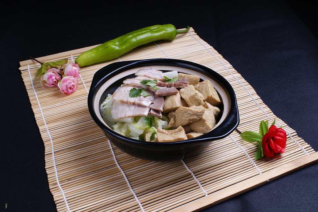 全图大白菜豆腐五花肉砂锅