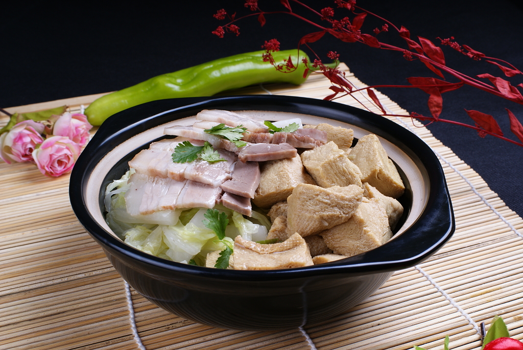 大白菜豆腐五花肉砂锅美食摄影