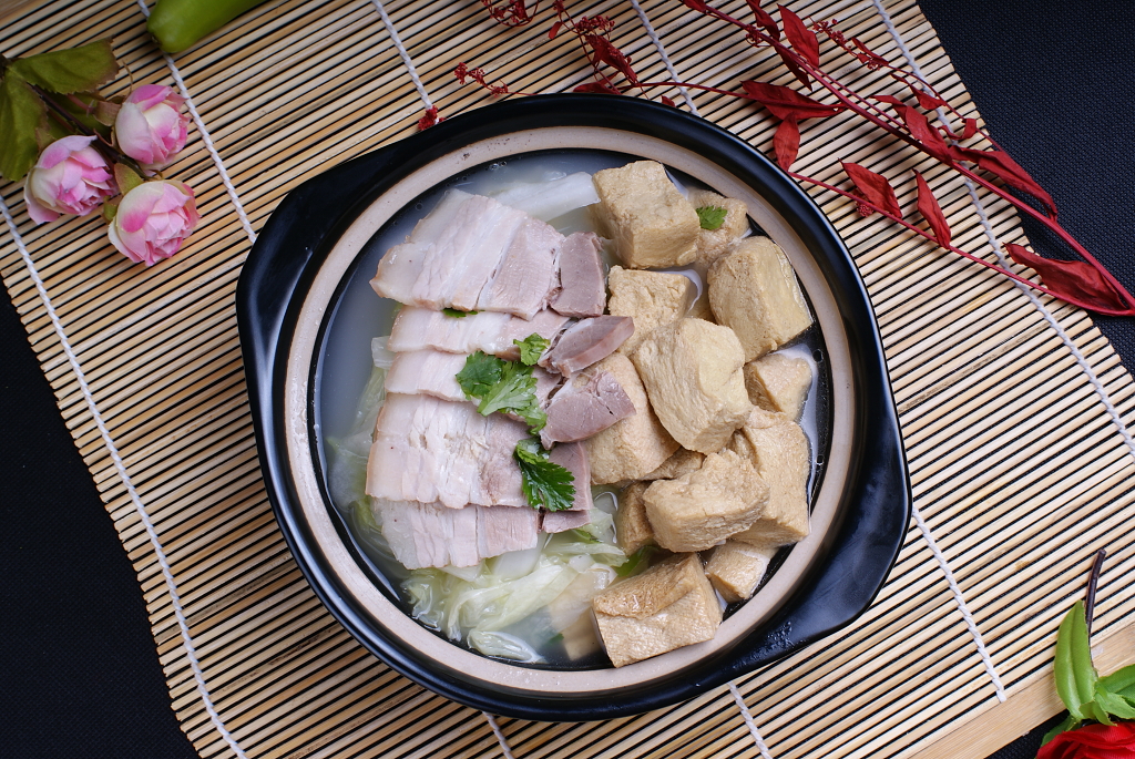 俯拍美食摄影大白菜五花肉豆腐砂锅
