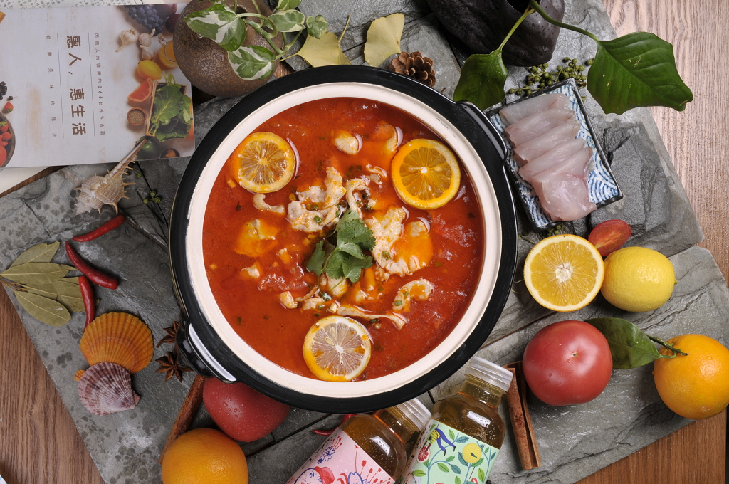 番茄酸菜鱼锅美食摄影