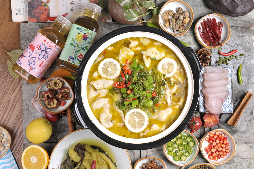 俯拍美食摄影藤椒酸菜鱼锅