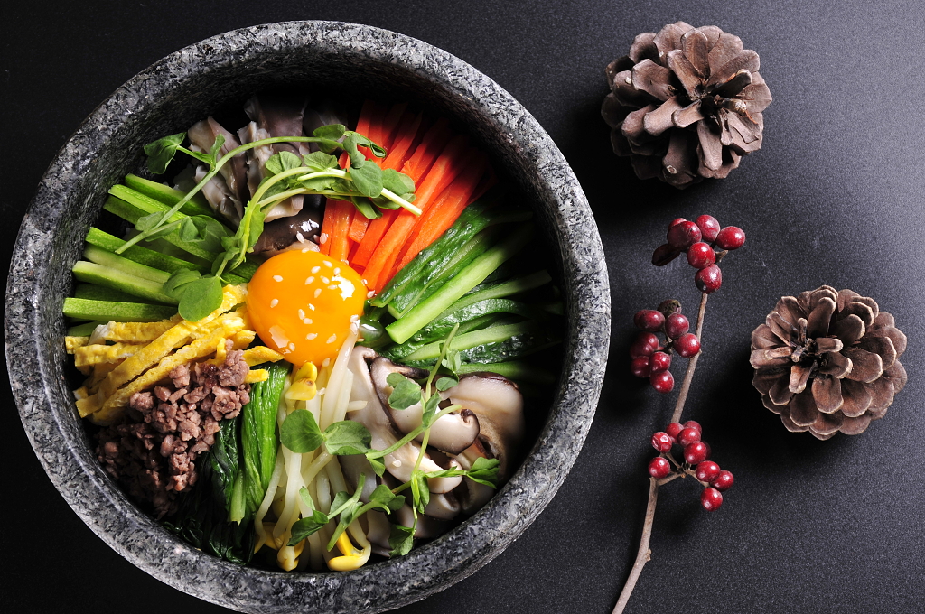 俯拍韩式拌饭美食摄影