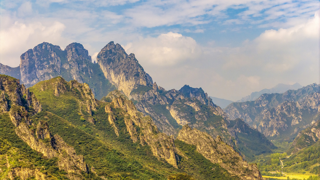 蓝天白云秋日的傍晚航拍南佛山山尖
