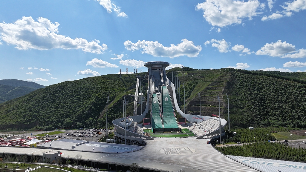 蓝天白云下国家跳台滑雪中心雪如意张家口地标张家口旅游