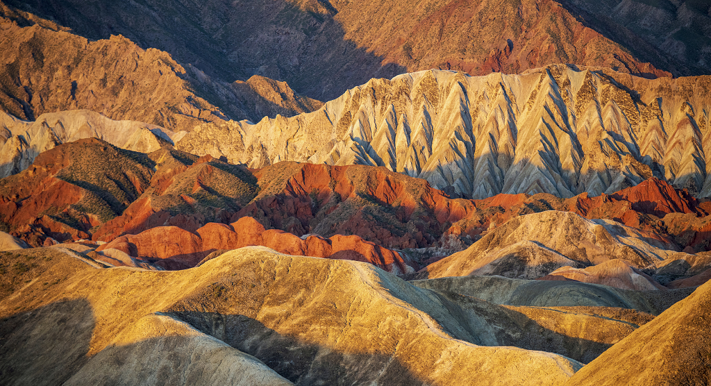 张掖丹霞地质公园里的红色白色丹霞山峰